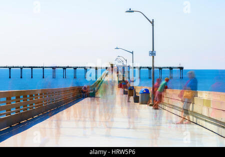 Die Ocean Beach Pier an einem Sommernachmittag. Eine Mehrfachbelichtung Bild erzeugen eine impressionistische Szene. San Diego, Kalifornien, USA. Stockfoto