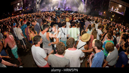 BENICASSIM, Spanien - 16 JUL: Menge in einem Konzert am FIB Festival am 16. Juli 2015 in Benicassim, Spanien. Stockfoto