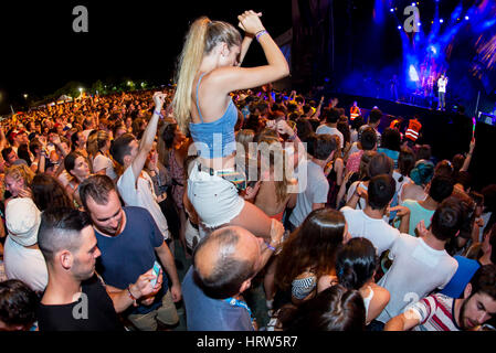 BENICASSIM, Spanien - 16 JUL: Menge in einem Konzert am FIB Festival am 16. Juli 2015 in Benicassim, Spanien. Stockfoto