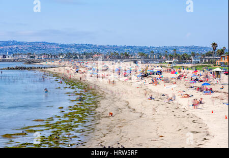 Auf der Suche nach unten am Ocean Beach an einem Sommernachmittag. Ein mehrere Exposition Bild eine impressionistische Szene zu schaffen. San Diego, Kalifornien. Stockfoto