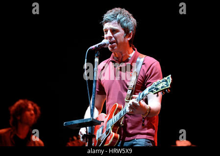 BENICASSIM, Spanien - 17 JUL: Noel Gallagher (britischer Musiker, Sänger, Gitarrist und Songwriter) führt auf FIB Festival am 17. Juli 2015 in Benicass Stockfoto