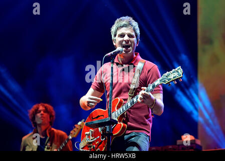 BENICASSIM, Spanien - 17 JUL: Noel Gallagher (britischer Musiker, Sänger, Gitarrist und Songwriter) führt auf FIB Festival am 17. Juli 2015 in Benicass Stockfoto