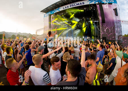 BENICASSIM, Spanien - 18 JUL: Menge in einem Konzert am FIB Festival am 18. Juli 2015 in Benicassim, Spanien. Stockfoto