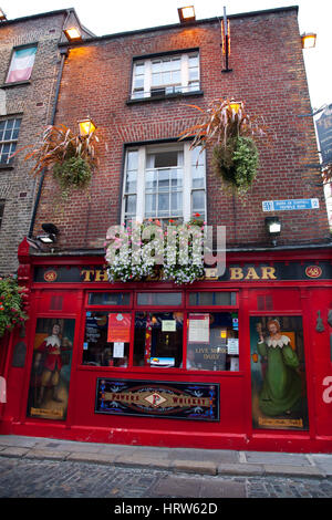 Straße und Pub in Temple Bar. Dublin. Irland. Europa. Stockfoto