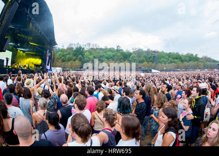 PARIS - AUG 31: Menge in einem Konzert beim Rock En Seine Festival am 31. August 2015 in Paris, Frankreich. Stockfoto