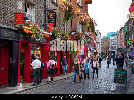 Straße und Pub in Temple Bar. Dublin. Irland. Europa. Stockfoto