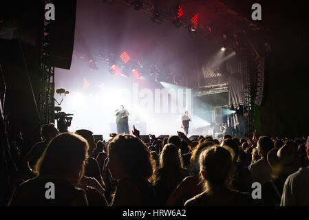 PARIS - AUG 31: Menge in einem Konzert beim Rock En Seine Festival am 31. August 2015 in Paris, Frankreich. Stockfoto