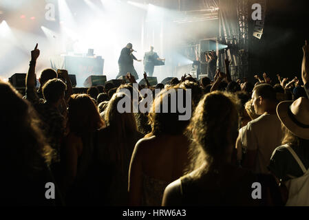 PARIS - AUG 31: Menge in einem Konzert beim Rock En Seine Festival am 31. August 2015 in Paris, Frankreich. Stockfoto