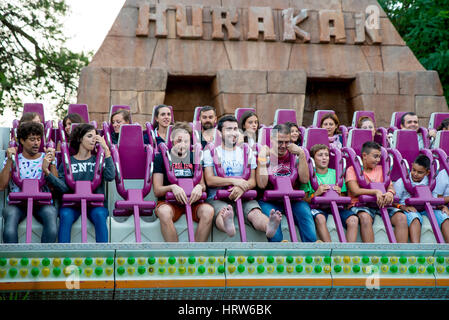 BARCELONA - SEP-5: Menschen haben Spaß bei der Fallturm-Attraktion im Tibidabo Vergnügungspark am 5. September 2015 in Barcelona, Spanien. Stockfoto