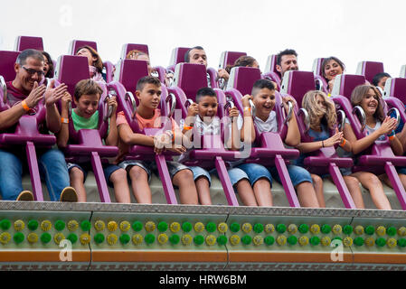 BARCELONA - SEP-5: Menschen haben Spaß bei der Fallturm-Attraktion im Tibidabo Vergnügungspark am 5. September 2015 in Barcelona, Spanien. Stockfoto