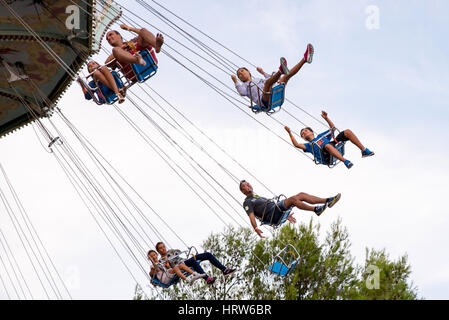 BARCELONA - SEP-5: Menschen haben Spaß am Karussell fliegen Schaukel Fahrt Attraktion im Tibidabo Vergnügungspark am 5. September 2015 in Barcelona, Spanien. Stockfoto