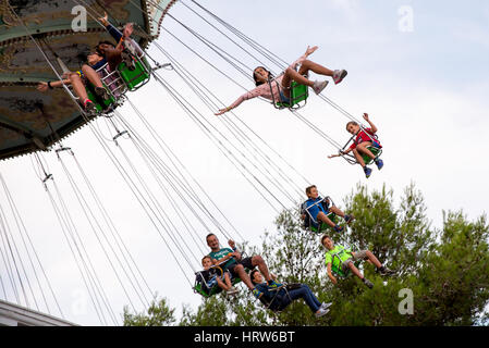 BARCELONA - SEP-5: Menschen haben Spaß am Karussell fliegen Schaukel Fahrt Attraktion im Tibidabo Vergnügungspark am 5. September 2015 in Barcelona, Spanien. Stockfoto