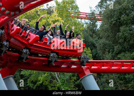 BARCELONA - SEP-5: Menschen haben Spaß an der Achterbahn-Attraktion im Tibidabo Vergnügungspark am 5. September 2015 in Barcelona, Spanien. Stockfoto