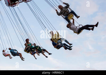 BARCELONA - SEP-5: Menschen haben Spaß am Karussell fliegen Schaukel Fahrt Attraktion im Tibidabo Vergnügungspark am 5. September 2015 in Barcelona, Spanien. Stockfoto