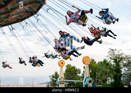 BARCELONA - SEP-5: Menschen haben Spaß am Karussell fliegen Schaukel Fahrt Attraktion im Tibidabo Vergnügungspark am 5. September 2015 in Barcelona, Spanien. Stockfoto