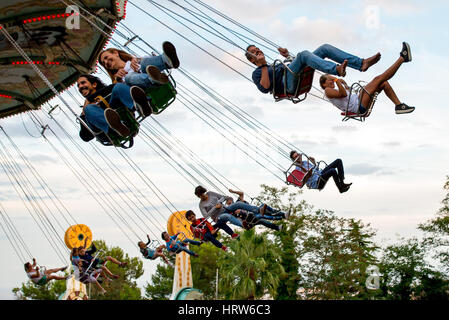 BARCELONA - SEP-5: Menschen haben Spaß am Karussell fliegen Schaukel Fahrt Attraktion im Tibidabo Vergnügungspark am 5. September 2015 in Barcelona, Spanien. Stockfoto