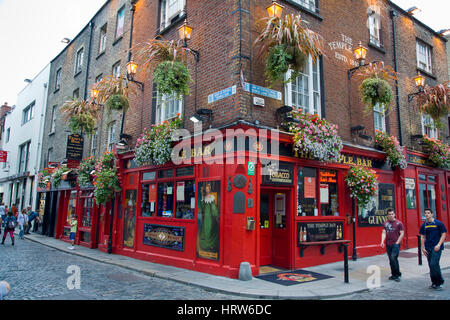 Straße und Pub in Temple Bar. Dublin. Irland. Europa. Stockfoto