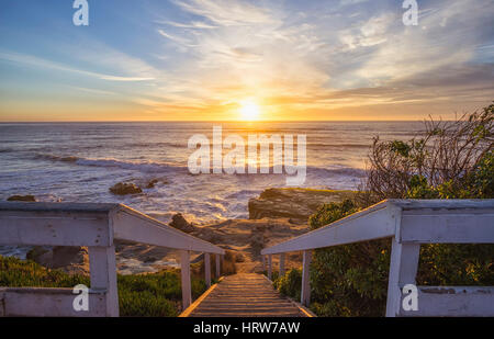 Meer und Küsten Sonnenuntergang surfen. Blick vom oberen Ende der Treppe am Windansea Strand. La Jolla, Kalifornien, USA. Stockfoto