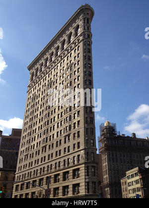 25. Februar 2013 - New York City: Flat Iron Building in Manhattan New York City an einem sonnigen Tag / in voller Länge des legendären Art-Déco-Wolkenkratzer in New York. Stockfoto