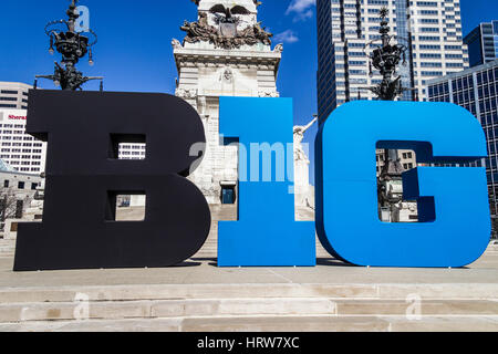 Indianapolis - ca. März 2017: Big Ten Conference Logo auch stilisiert als Big 10 oder B1G in Downtown Indianapolis IV Stockfoto