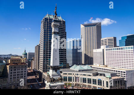 Indianapolis - ca. März 2017: Indianapolis Downtown Skyline von Monument Circle auf einem sonnigen Tag IV Stockfoto