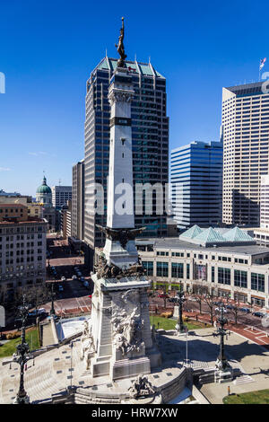 Indianapolis - ca. März 2017: Indianapolis Downtown Skyline von Monument Circle an einem sonnigen Tag V Stockfoto