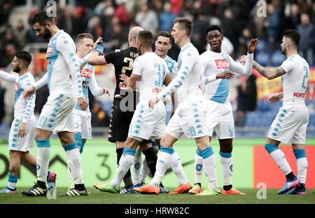 Rom, Italien. 4. März 2017. Napoli Spieler feiern am Ende der Serie A Fußballspiel zwischen Roma und Napoli im Olympiastadion. Napoli gewann 2: 1. Bildnachweis: Isabella Bonotto/Pacific Press/Alamy Live-Nachrichten Stockfoto