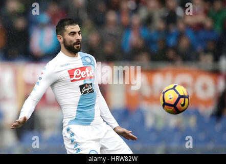 Rom, Italien. 4. März 2017. NapoliÕs Raul Albiol in Aktion während der Serie A Fußballspiel zwischen Roma und Napoli im Olympiastadion. Napoli gewann 2: 1. Bildnachweis: Isabella Bonotto/Pacific Press/Alamy Live-Nachrichten Stockfoto