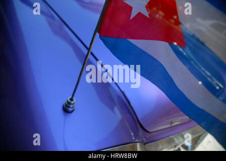 Motorhaube des lila Oldtimer mit kubanischen Flagge, Parque Central, Havanna, Kuba. Stockfoto