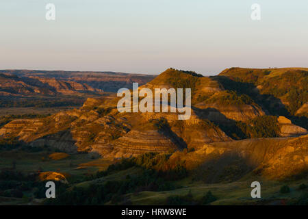 Badlands von River Bend übersehen bei Sonnenaufgang, Theodore-Roosevelt-Nationalpark, ND, USA Stockfoto