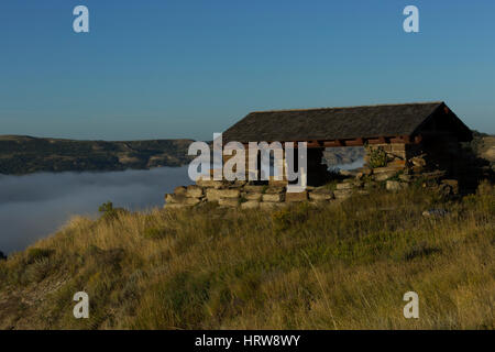 Little Missouri River abgedeckt im Nebel vom Fluss übersehen, Theodore-Roosevelt-Nationalpark, ND, USA Stockfoto