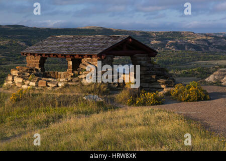 Little Missouri River und CCC Tierheim am River Bend übersehen, Theodore-Roosevelt-Nationalpark, ND, USA Stockfoto