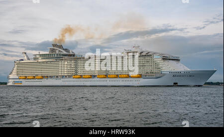 Das kreuzfahrtschiff Harmonie der Meere Abfahrt Southampton, Großbritannien am 22. Mai 2016 Für die erste Kreuzfahrt. Stockfoto