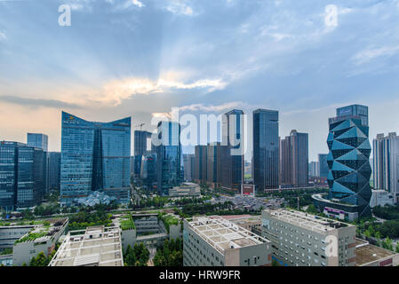 Die Wolkenkratzer und Bürogebäude während des Sonnenuntergangs in High-Tec-Zoo der Stadt Chengdu, Sichuan Provinz, China。 Stockfoto