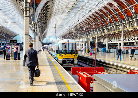 LONDON - SEPTEMBER 08: Dies ist Paddington Bahnhof Bahnsteig mit einem Mann zu Fuß in Richtung ein Zug, der darauf wartet, zu verlassen und andere Menschen in der Stockfoto