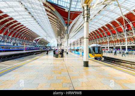 LONDON - SEPTEMBER 08: Dies ist die Innenarchitektur der Paddington Station einen berühmten Bahnhof im Zentrum von London 8. September 2016 in Londo Stockfoto