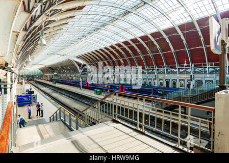 LONDON - SEPTEMBER 08: Dies ist die Innenarchitektur der Paddington Station aus die Treppe wo Sie in der Lage sind zu sehen, einen Blick auf die gesamte Station S Stockfoto