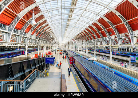 LONDON - SEPTEMBER 08: Ansicht von Paddington Station traditionelle Architektur mit Züge warten auf Passagiere an Bord auf 8. September 2016 in London Stockfoto