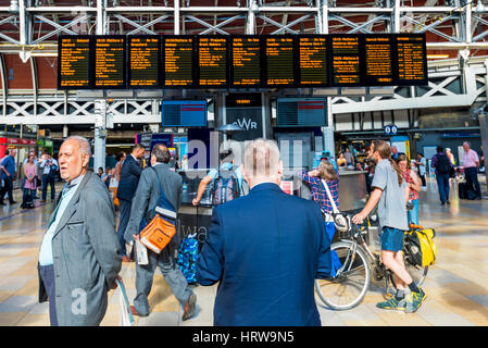 LONDON - SEPTEMBER 08: Dies ist ein überfüllter Wartebereich am Haupteingang der Paddington Station, wo Leute kommen, um die Abfahrtszeit der Trai zu überprüfen Stockfoto