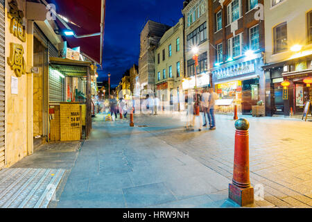 LONDON - SEPTEMBER 08: Nachtansicht der berühmten Gerrard Street, die Hauptstraße von Londons Chinatown nachts am 8. September 2016 in Londo Stockfoto