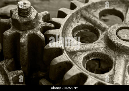 rostiges Metall Getriebe und Zahnräder von alten Industriemaschine, Nahaufnahme Stockfoto