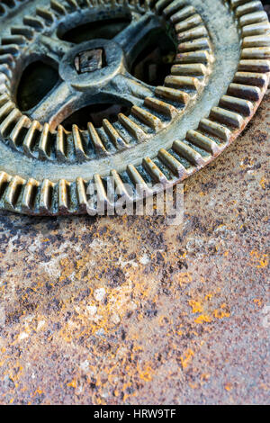 alte rostige Zahnrad auf rostigen Metall Oberfläche closeup Stockfoto