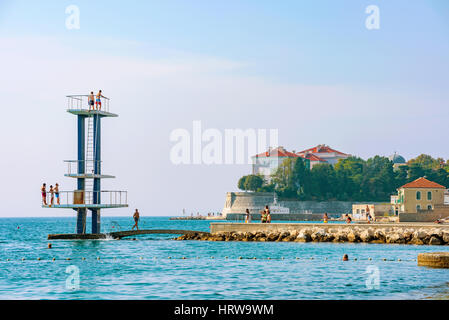 ZADAR, Kroatien - 14.September: Leute springen ins Meer von einem Sprungturm an einem heißen Tag im Sommer am 14. September 2016 in Zadar Stockfoto