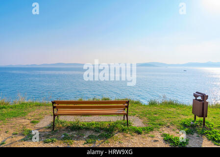 Bank mit Meer Blick und blauer Himmel Stockfoto