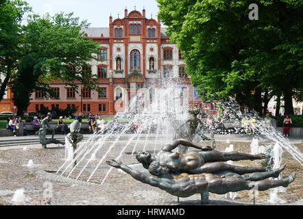 Rostock, Deutschland - 30. Mai 2016: Universitätsplatz mit Brunnen von Vitalität und Universitätsgebäude. Universität Rostock, gegründet im Jahre 1419, ist eine Stockfoto