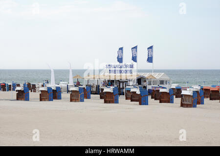 Rostock, Deutschland - 30. Mai 2016: Strandbar mit überdachten Strandkorb, Strandkorb in Deutschland, Vermietung an ein Vorsaison-Tag in Warnemünde s genannt Stockfoto