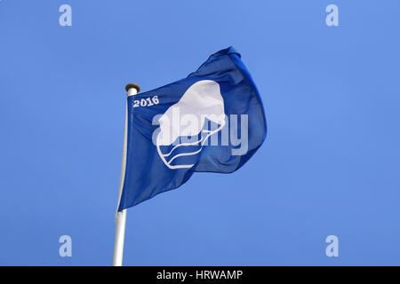 Rostock, Deutschland - 30. Mai 2016: Warnemünde Strand die blaue Flagge von der Foundation for Environmental Education, FEE, für mich erhielt Zertifizierung Stockfoto