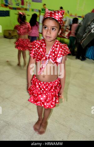 Anfängliche Schuljubiläum in SAPALACHE "Las Huaringas" - HUANCABAMBA. - Abteilung von Piura - PERU Stockfoto