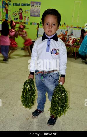 Anfängliche Schuljubiläum in SAPALACHE "Las Huaringas" - HUANCABAMBA. - Abteilung von Piura - PERU Stockfoto