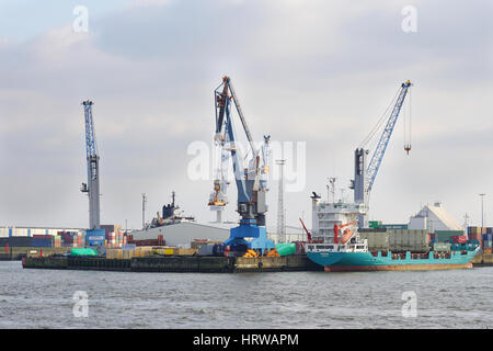 Hamburg, Deutschland - 12. März 2016: Hamburger Hafen (Hamburger Hafen) ist Deutschlands größte und Europas zweitgrößte Hafen nach Rotterdam. Stockfoto